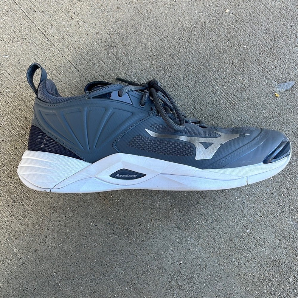 Mizuno volleyball shoes.  Size 9 in women’s.  Great condition!